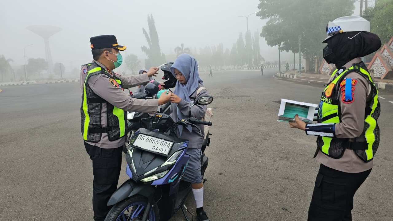 KAPOLRES MUSI RAWAS TURUN KE JALAN,ATUR LALU LINTAS DAN BAGIKAN MASKER,WUJUD NYATA PROGRAM “POLISI BER MASYARAKAT”