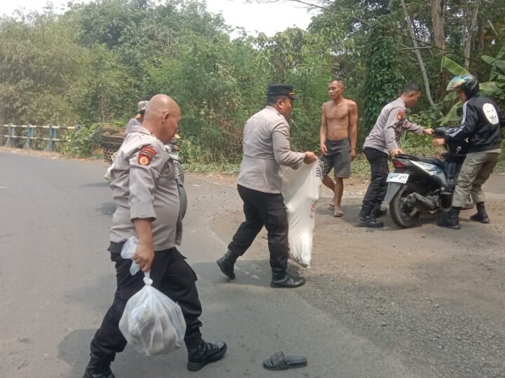 POLSEK LUBUK LINGGAU SELATAN RESPONS CEPAT ADANYA TUMPAHAN MINYAK SOLAR DI JALAN,SEHINGGA ADA KECELAKAAN LALU LINTAS 2 KENDARAAN MOTOR TERBALIK