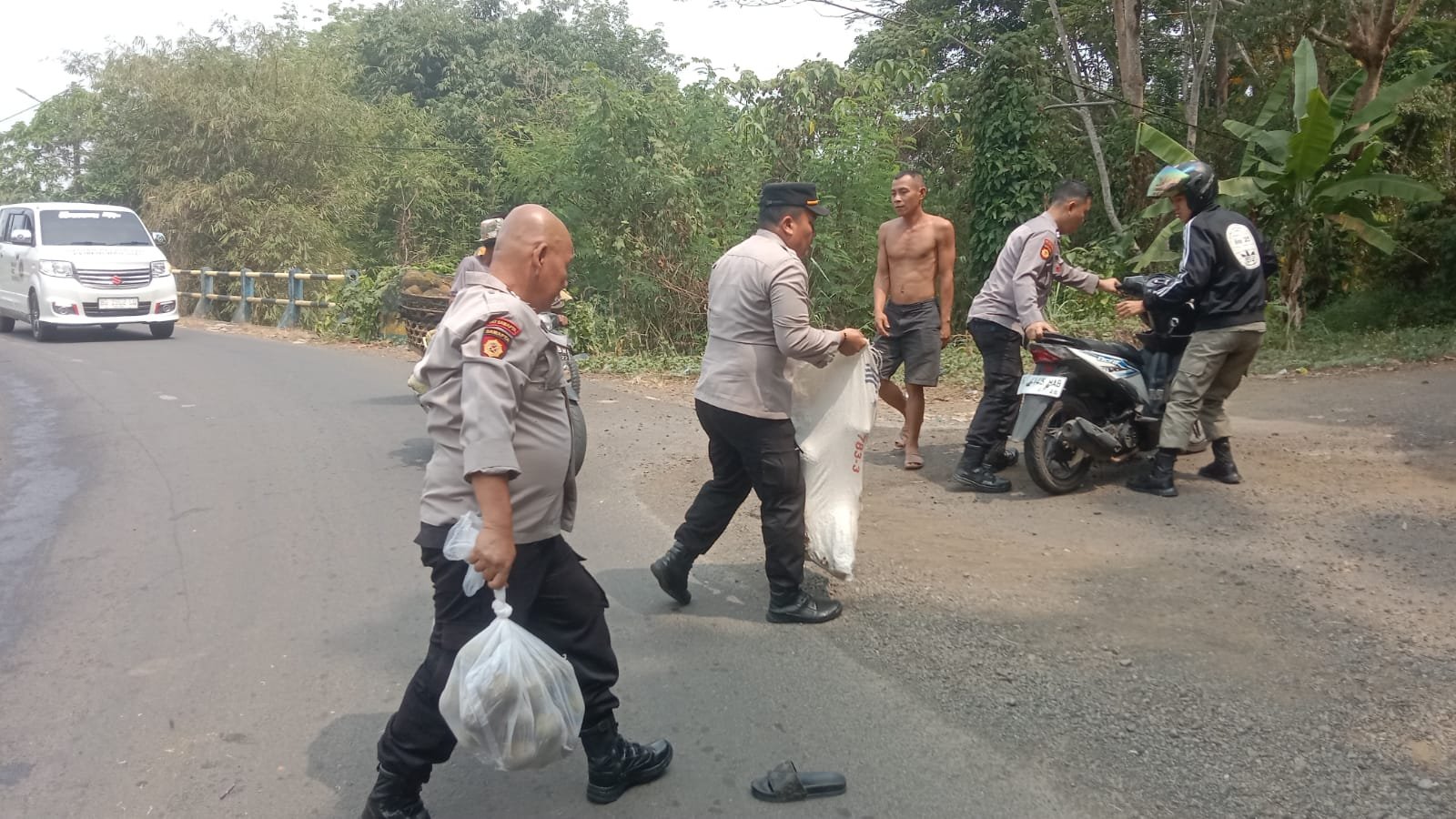 POLSEK LUBUK LINGGAU SELATAN RESPONS CEPAT ADANYA TUMPAHAN MINYAK SOLAR DI JALAN,SEHINGGA ADA KECELAKAAN LALU LINTAS 2 KENDARAAN MOTOR TERBALIK