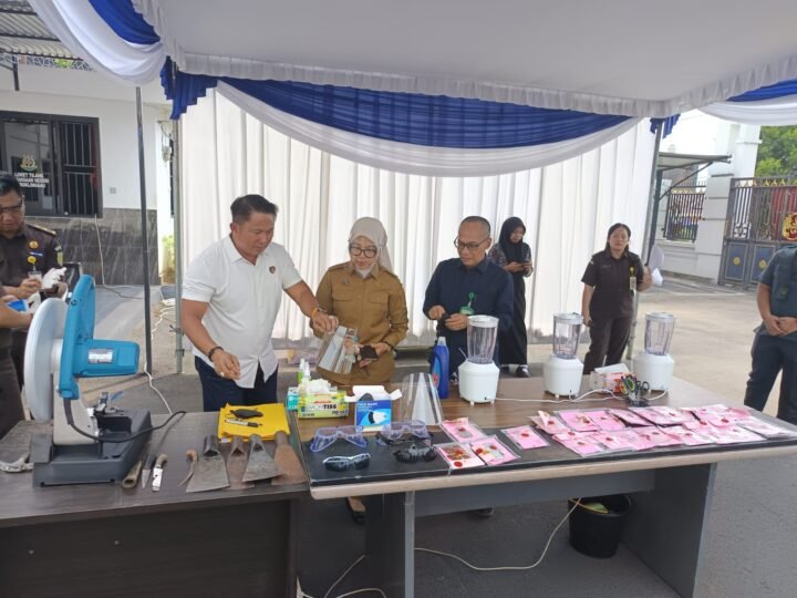 Sebanyak 71,27 Gram Sabu-Sabu ,4 Butir Pil Ekstasi, Ganja 330,20 Gram , 4 Buah Sajam, dan 4 Dodos Dimusnahkan Dihalaman Kejari Lubuk Linggau 