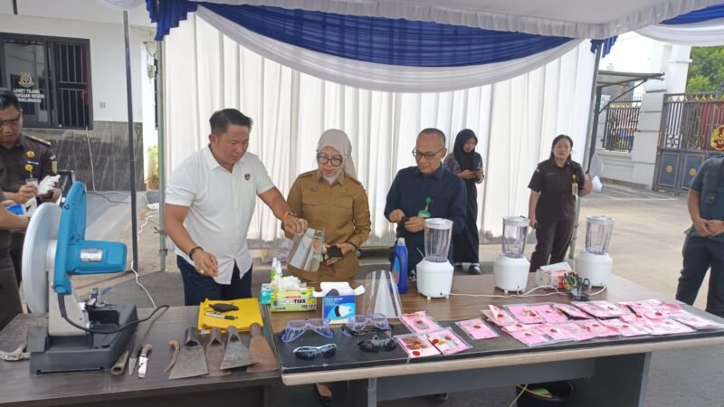 Sebanyak 71,27 Gram Sabu-Sabu ,4 Butir Pil Ekstasi, Ganja 330,20 Gram , 4 Buah Sajam, dan 4 Dodos Dimusnahkan Dihalaman Kejari Lubuk Linggau