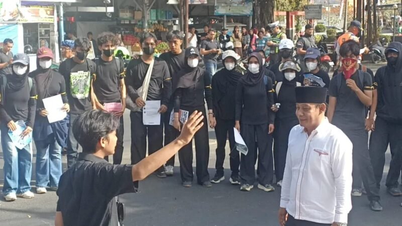 Puluhan Mahasiswa BEM Kema Unpad PSDKU Pangandaran unjuk rasa di depan gerbang Gedung DPRD Pangandaran