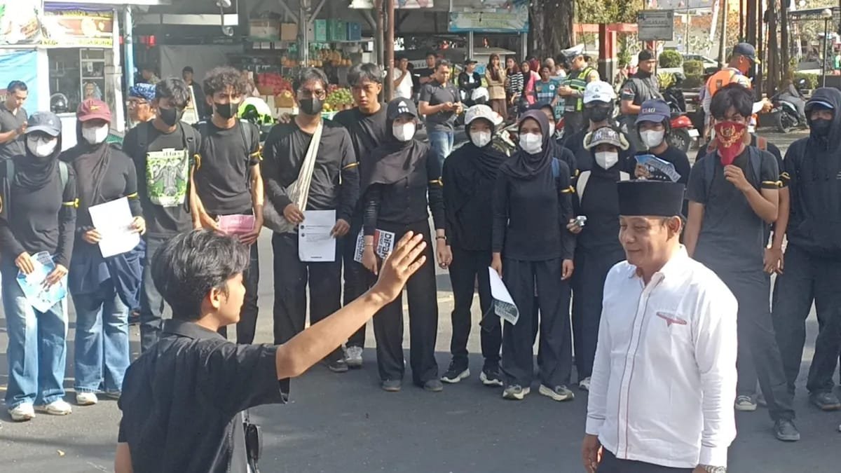 Puluhan Mahasiswa BEM Kema Unpad PSDKU Pangandaran unjuk rasa di depan gerbang Gedung DPRD Pangandaran