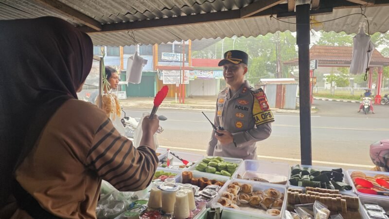 KAPOLRES LUBUK LINGGAU TURUN LAPANGAN DI TENGAH MASYARAKAT,MENYAPA DAN BERINTERAKSI KEPADA PELAKU UMKM. 