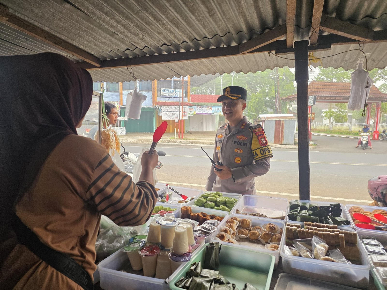 KAPOLRES LUBUK LINGGAU TURUN LAPANGAN DI TENGAH MASYARAKAT,MENYAPA DAN BERINTERAKSI KEPADA PELAKU UMKM. 