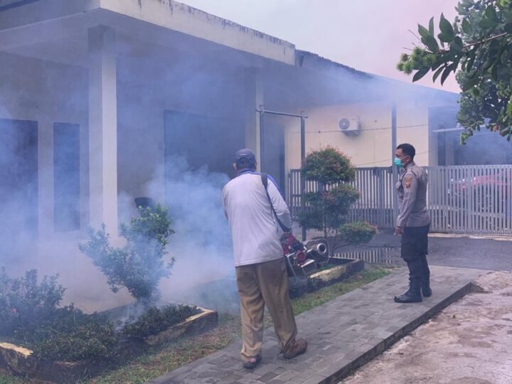 SIDOKKES POLRES LUBUK LINGGAU BERSAMA DINKES MELAKUKAN FOGGING DI LOKASI RUMAH DINAS DAN ASRAMA UNTUK MENCEGAH DBD