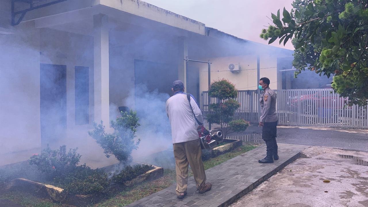 SIDOKKES POLRES LUBUK LINGGAU BERSAMA DINKES MELAKUKAN FOGGING DI LOKASI RUMAH DINAS DAN ASRAMA UNTUK MENCEGAH DBD