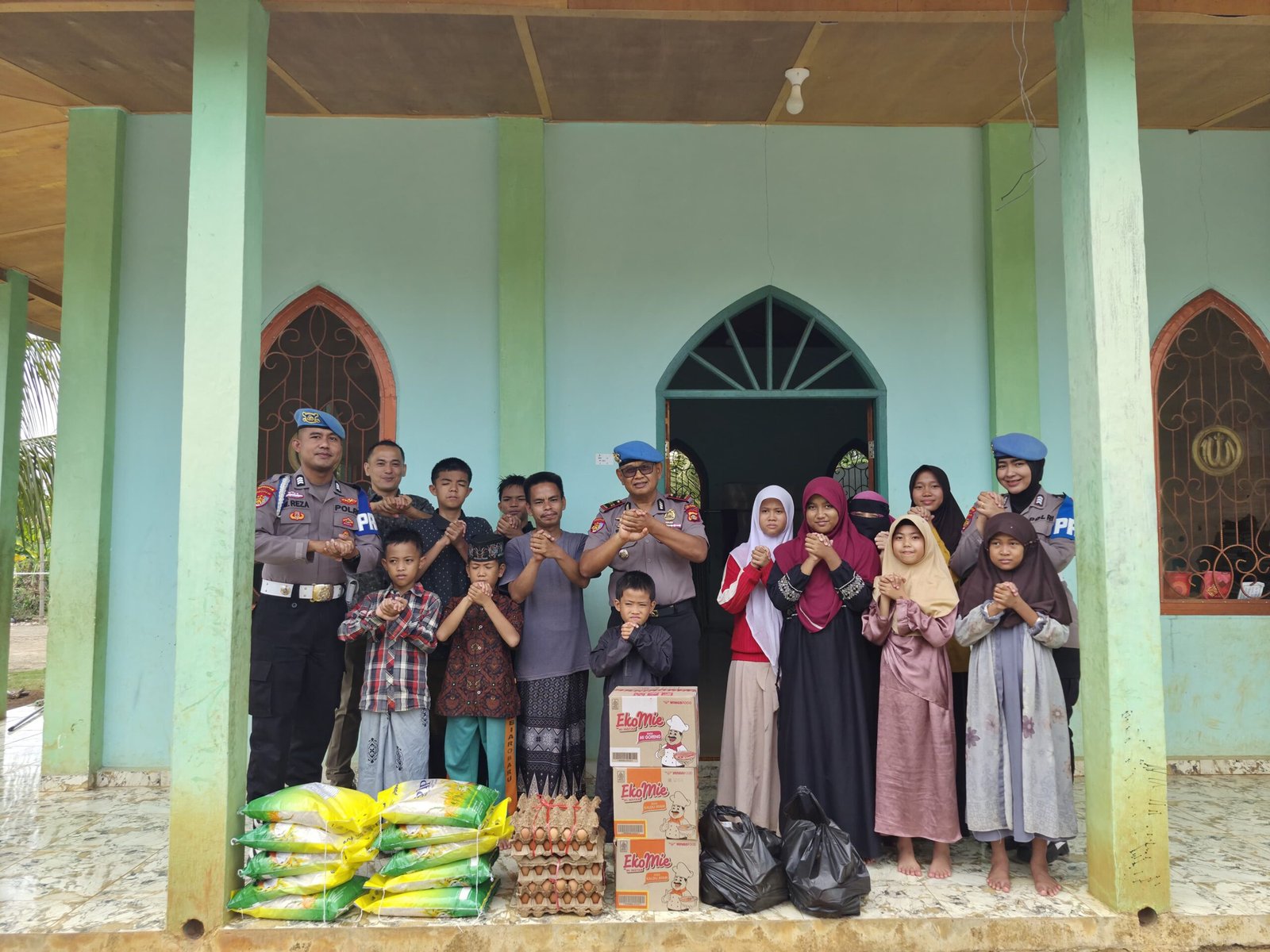 JAJARAN SIPROPAM POLRES LUBUK LINGGAU,PADA HARI JUM’AT BERKAH MENYALURKAN SEMBAKO KEPADA PANTI ASUHAN TAHFIDZ ULUMUL QUR’AN