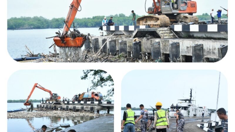 Gotong Royong Di Ujung Dermaga, Sambut Hut TNI Ke- 81 Dengan Laut Yang Bersih